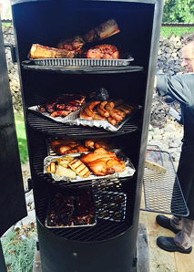 Soirée avec un barbecue américain dans un fameux «Smoker»